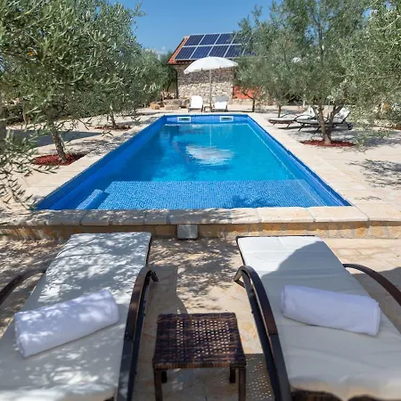 Charming Holiday In With Jacuzzi And Swimming Pool