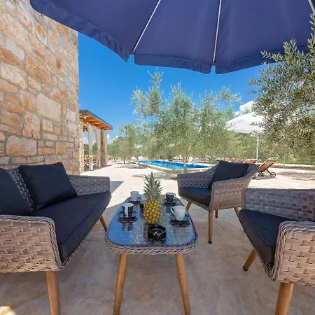 Semesterbostad Charming Holiday In With Jacuzzi And Swimming Pool