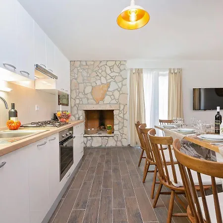 Semesterbostad Charming Holiday In With Jacuzzi And Swimming Pool