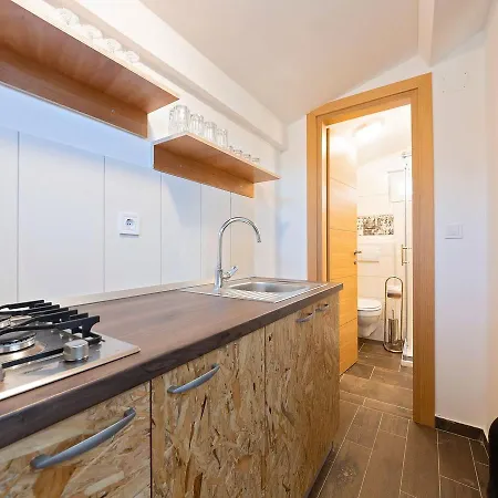 Hébergement de vacances Charming Holiday In With Jacuzzi And Swimming Pool *