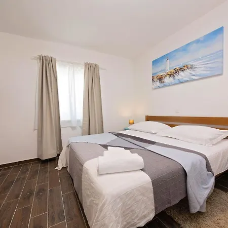 Hébergement de vacances Charming Holiday In With Jacuzzi And Swimming Pool